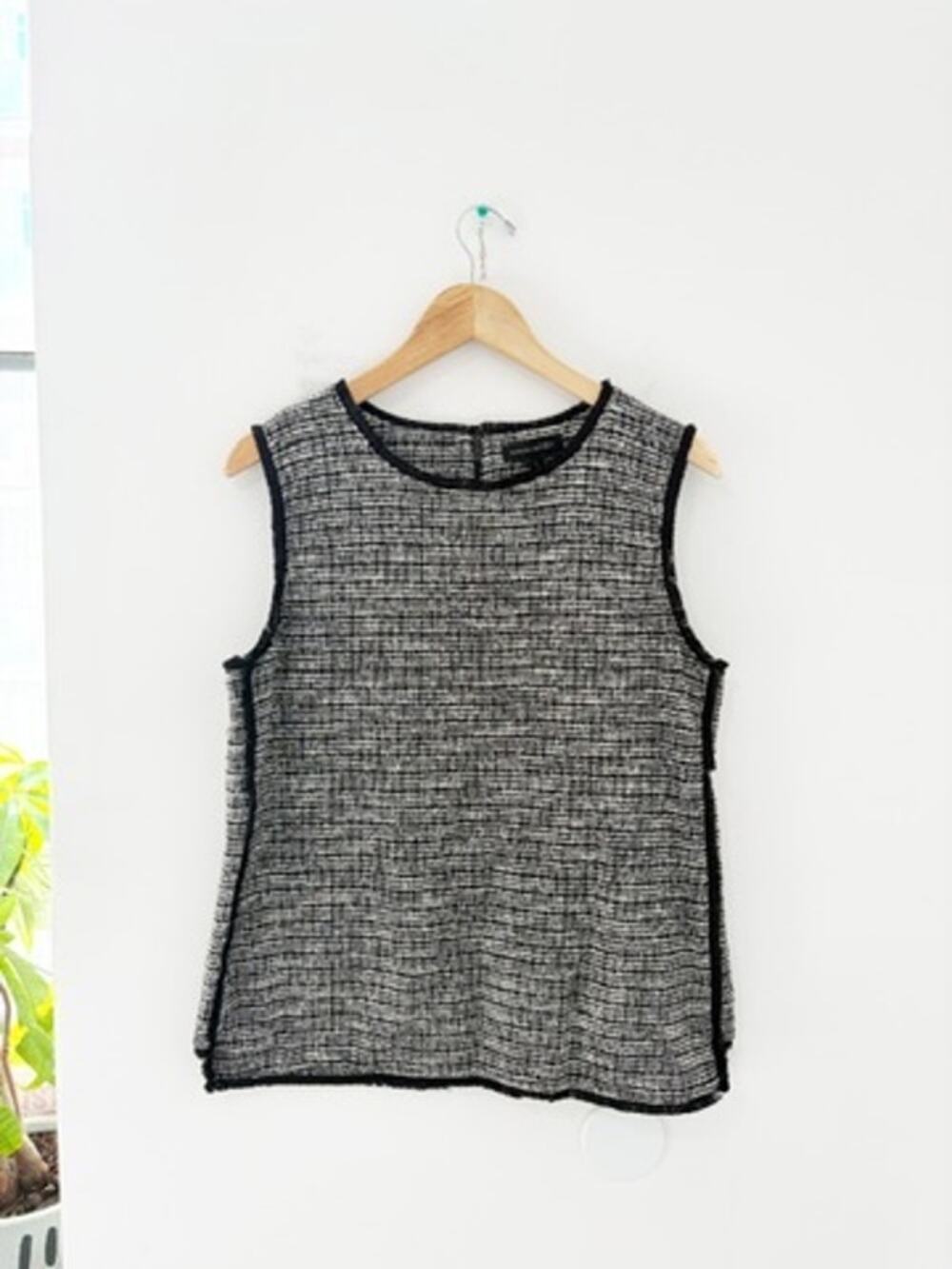 Banana Republic Black & White Sleeveless Boucle Shell Tank Size Large